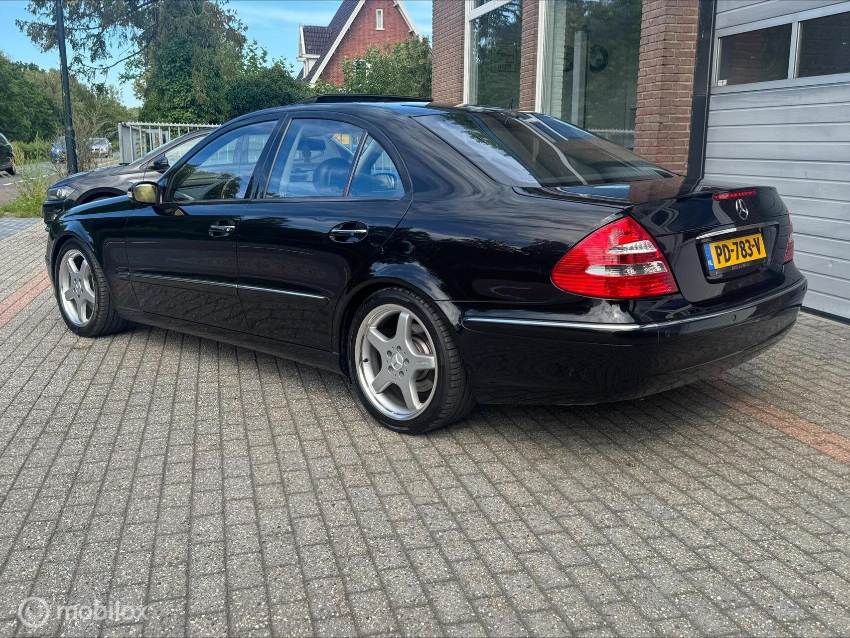 Mercedes E-klasse 500 Avantgarde AUT LEDER/SCH.DAK/ECC-AIRCO, Auto's, Automaat, Achterwielaandrijving, Gebruikt, Zwart