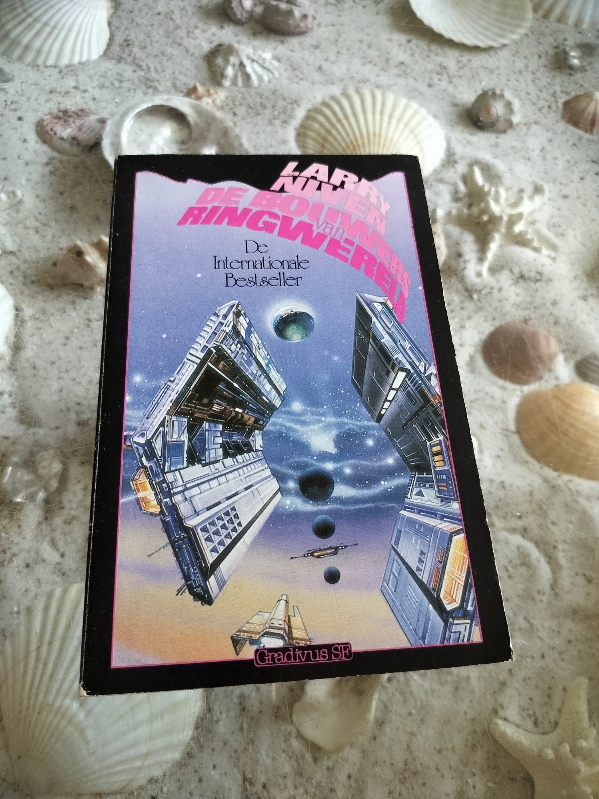 Larry Niven - De bouwers van Ringwereld, Ophalen of Verzenden, Gelezen