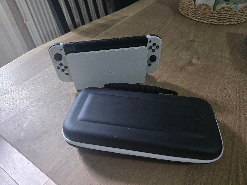 Nintendo Switch OLED White, Spelcomputers en Games, Spelcomputers | Nintendo Switch, Ophalen of Verzenden, Zo goed als nieuw, Met 1 controller