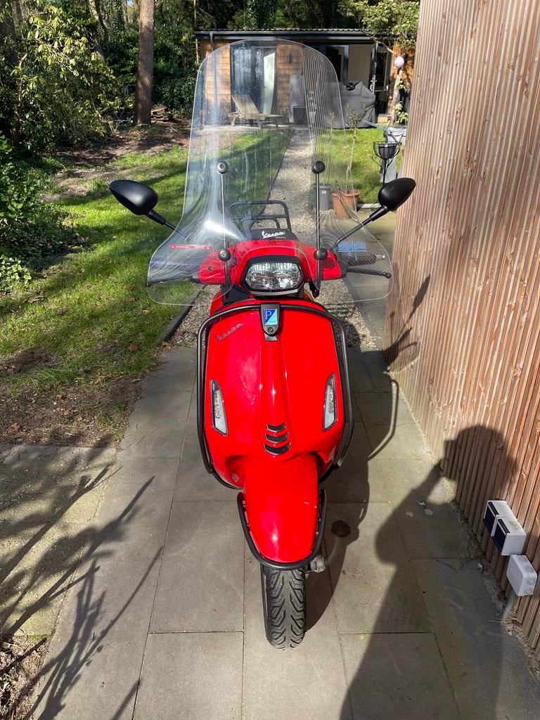 Prachtige Rode Vespa Sprint (2022), Ophalen, Overige modellen, Maximaal 45 km/u, Zo goed als nieuw