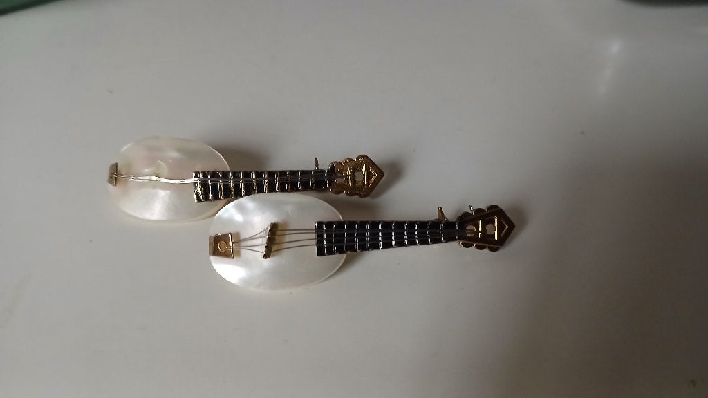 Set van 2 vintage broches in de vorm van mandolines, Ophalen, Overige materialen, 4 tot 7 cm, Gebruikt