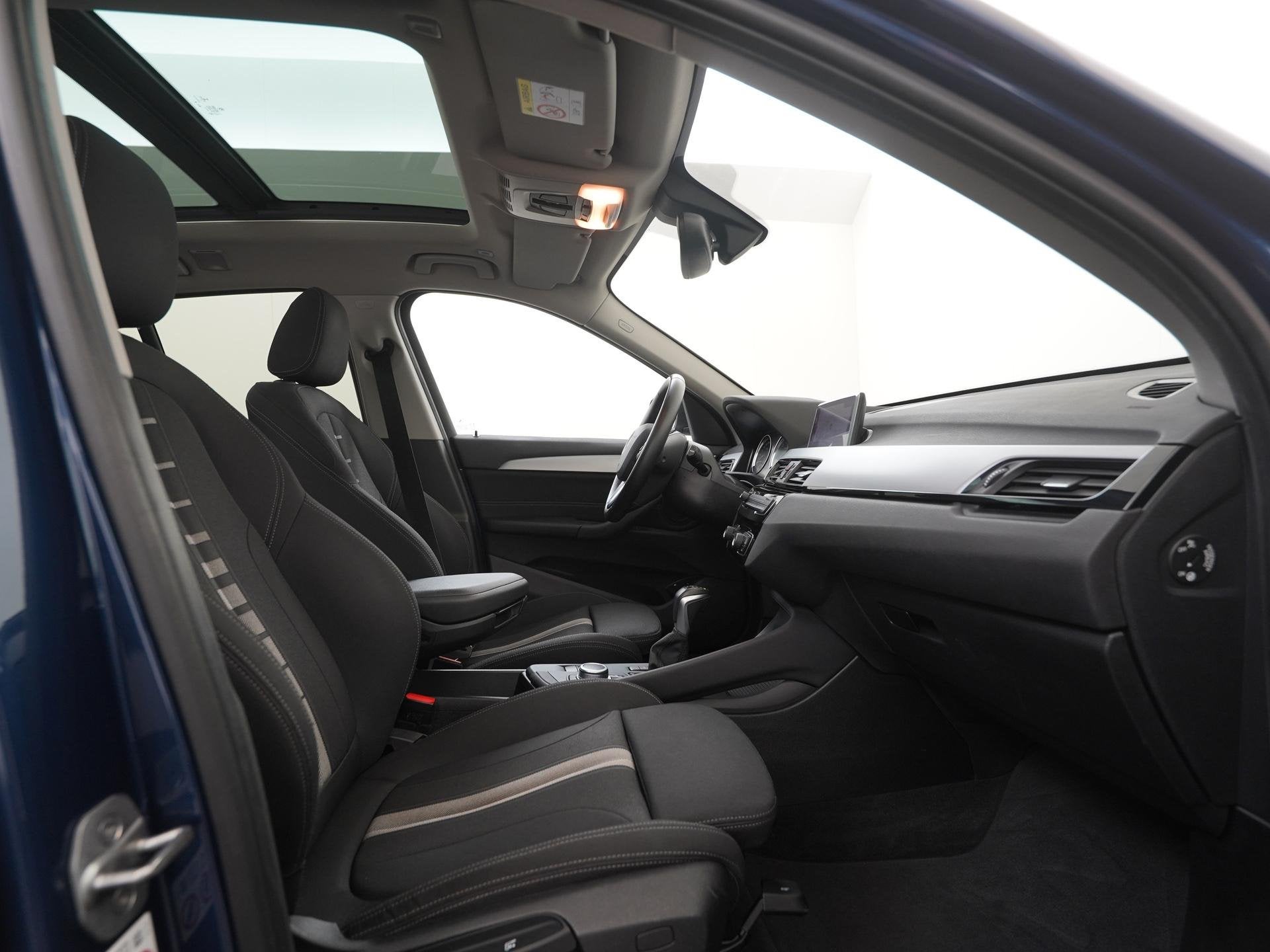 BMW X1 xDrive25e | Panoramadak | Sport stoelen | Camera | 18, Auto's, Stof, Gebruikt, Blauw, Plug-in hybride