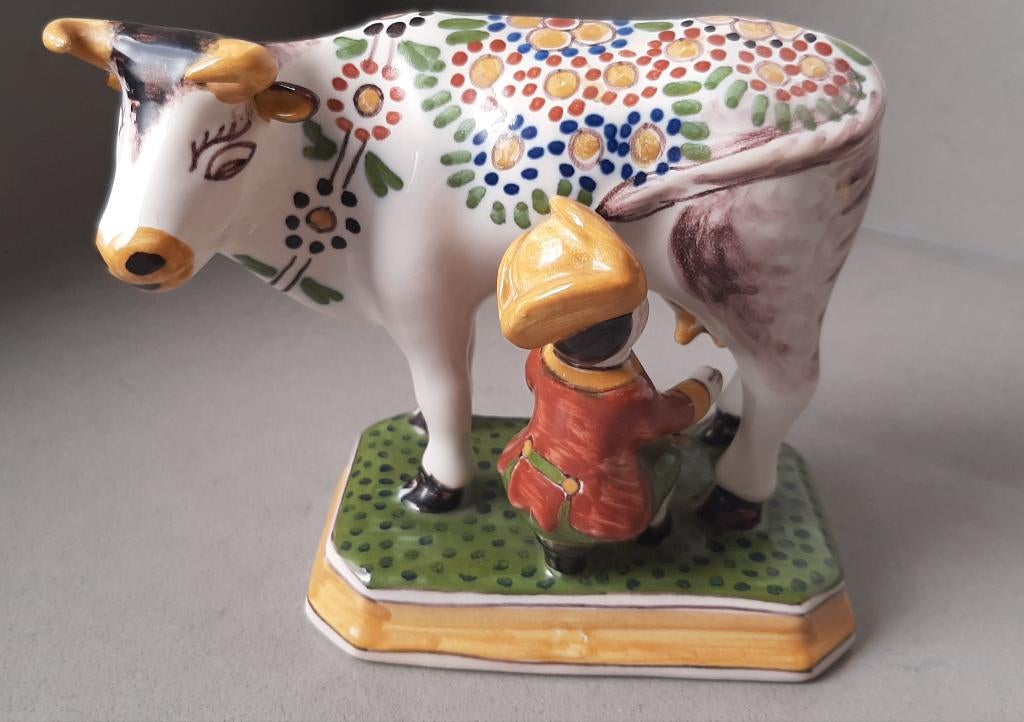 Makkum Tichelaar koe met melker/boer, Antiek en Kunst, Antiek | Keramiek en Aardewerk, Verzenden