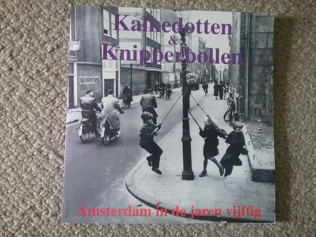 Amsterdam jaren 50 - kalkedotten & knipperbollen (1996), Boeken, Geschiedenis | Stad en Regio, Ophalen of Verzenden, 20e eeuw of later