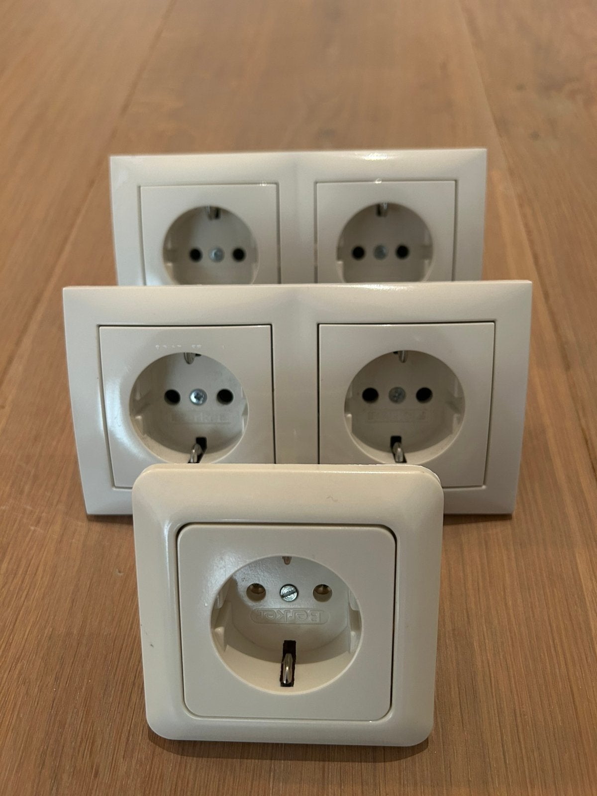 Berker stopcontact wandcontactdoos creme wit glanzend, Doe-het-zelf en Verbouw, Ophalen of Verzenden, Zo goed als nieuw, Stopcontact