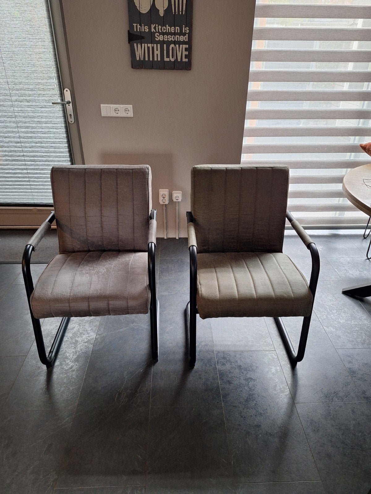 ronde eettafel rond 150 twee stoelen en half ronde bank ., Ophalen, 150 tot 200 cm, Rond, Zo goed als nieuw