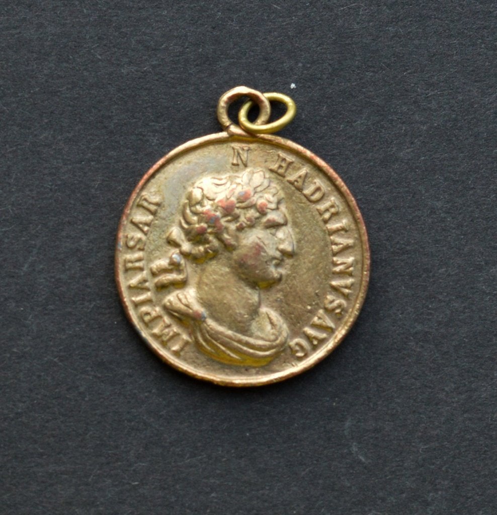 Vergulde echte koperen Romeinse  munt, Hadrianus, hanger, Ophalen of Verzenden, Overige landen