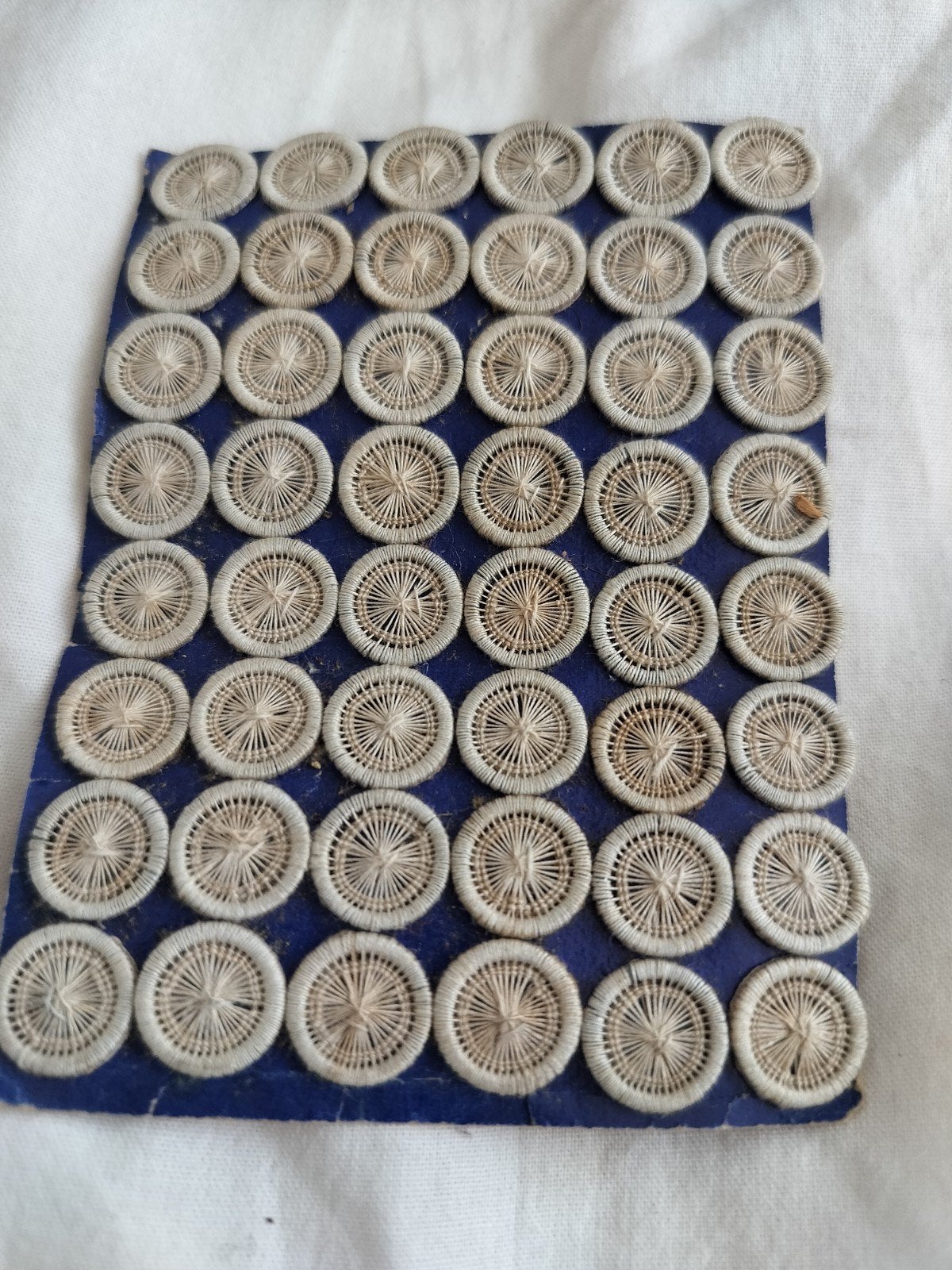 48 stuks op kaart prachtig antieke handgemaakte knopen, Ophalen of Verzenden