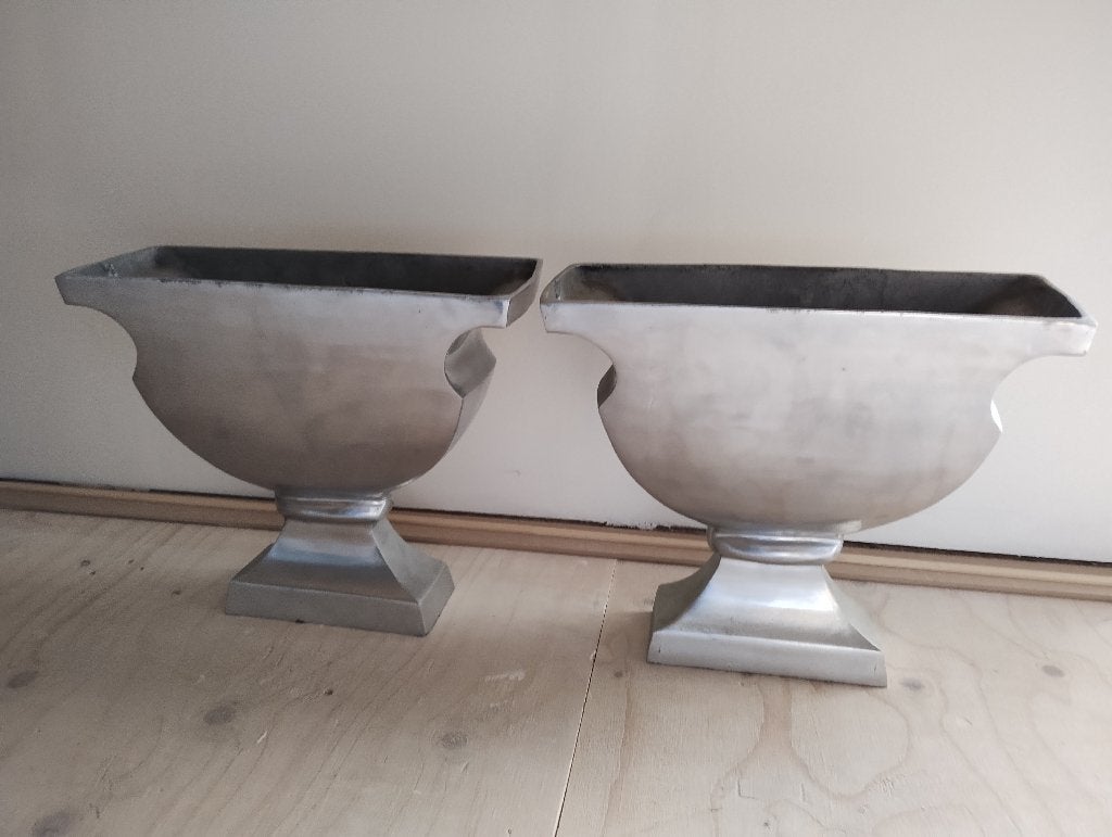 2x aluminium vaas, afm. 30,5 x 35cm in nette staat, Overige kleuren, 30 cm, Ophalen of Verzenden, Zo goed als nieuw