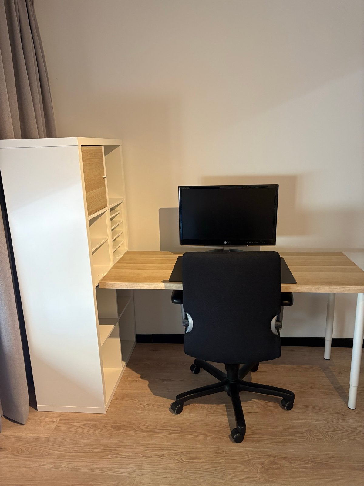 Bureau (140x60), kast en ergonomische bureaustoel, Ophalen, Opbergruimte, Zo goed als nieuw, Bureau-kast combinatie