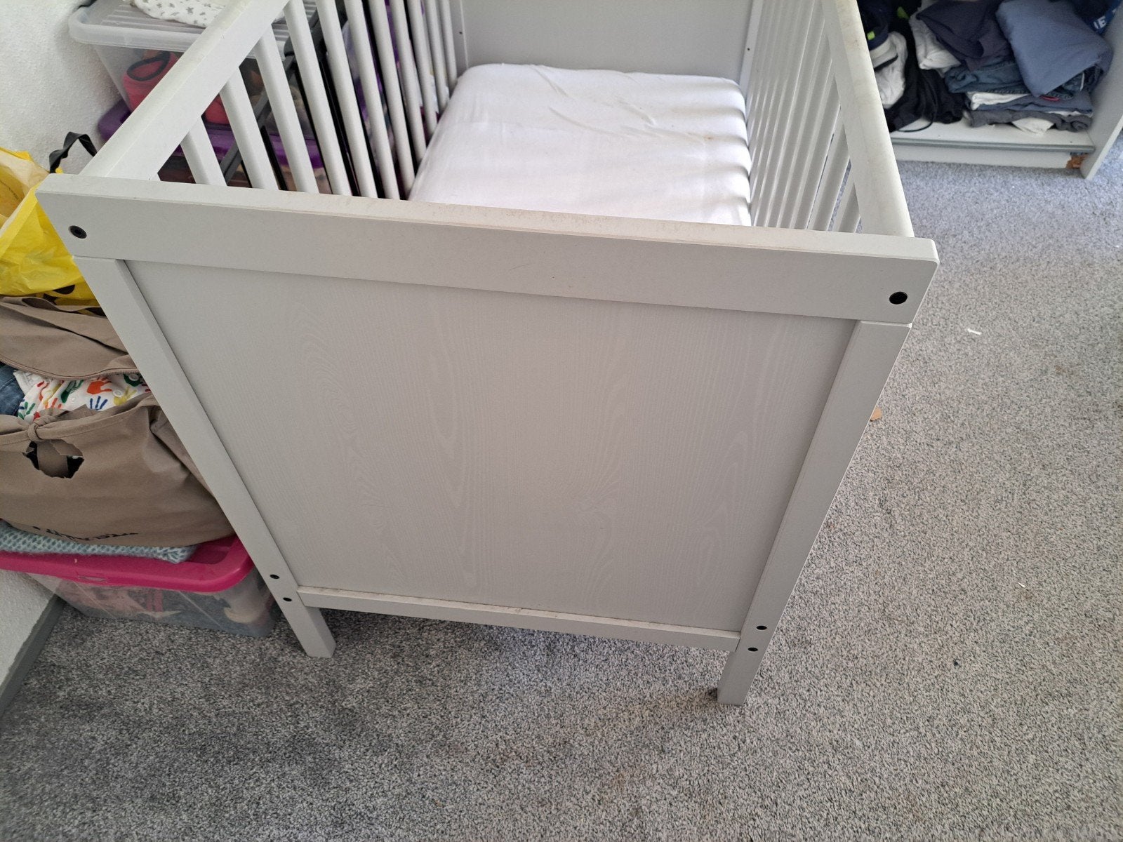 IKEA Sundvik Babybedje - Grijs, Lattenbodem, Gebruikt, 70 tot 85 cm, Ophalen of Verzenden