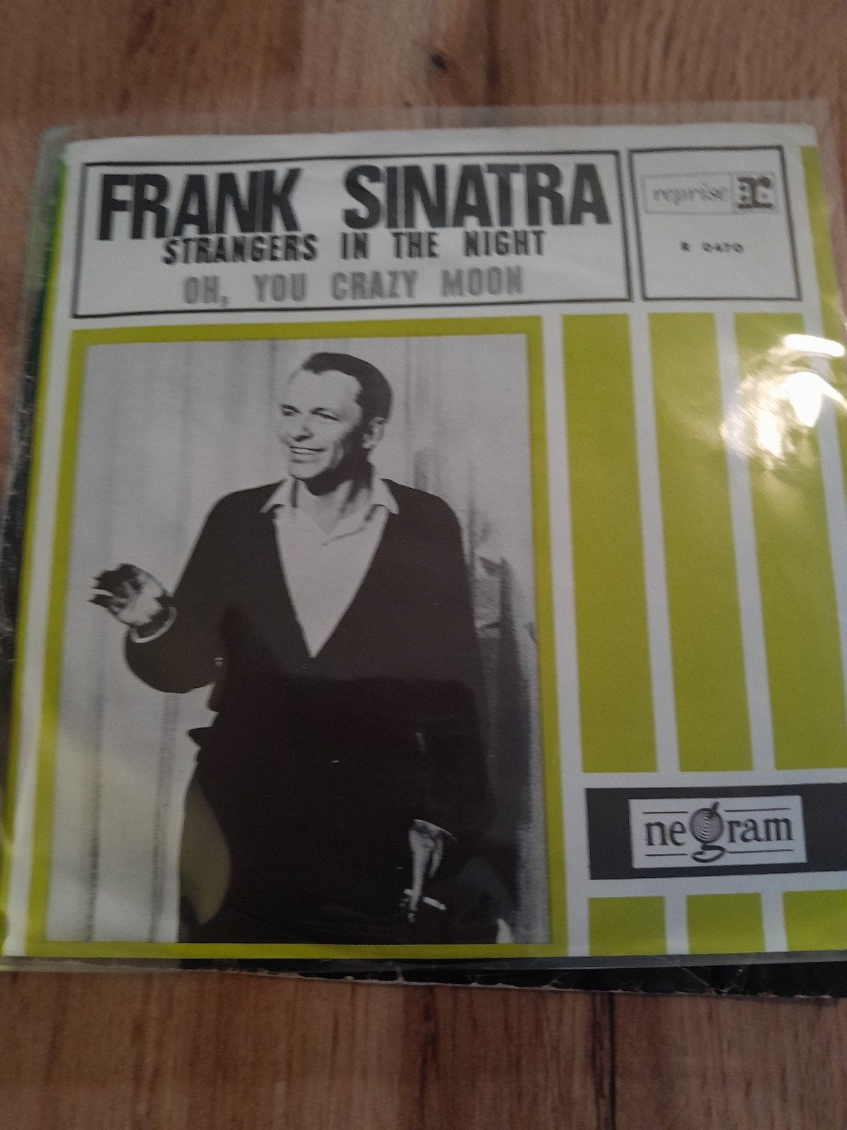 frank sinatra 7inch strangers in the night, Ophalen of Verzenden, Zo goed als nieuw, Pop