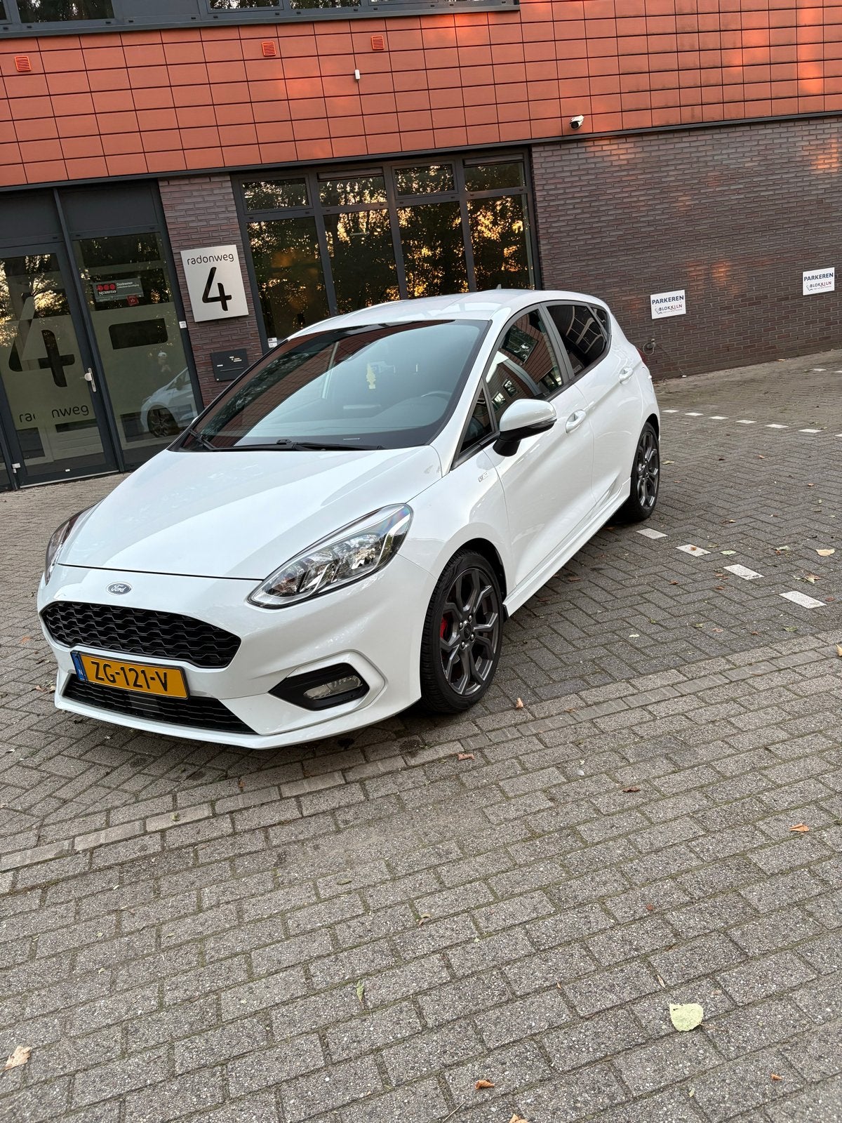 Ford Fiësta ST line 1.0 Ecoboost 100pk 5dr 2019 Wit, Auto's, Voorwielaandrijving, 580 kg, 1064 kg, Origineel Nederlands