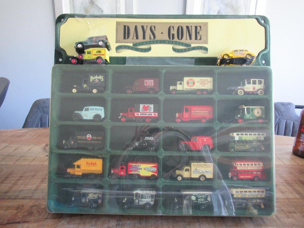Als nieuw DISPLAY met 23 stuks Days gone auto's Lledo plc, Ophalen of Verzenden, Zo goed als nieuw, Auto, Overige merken