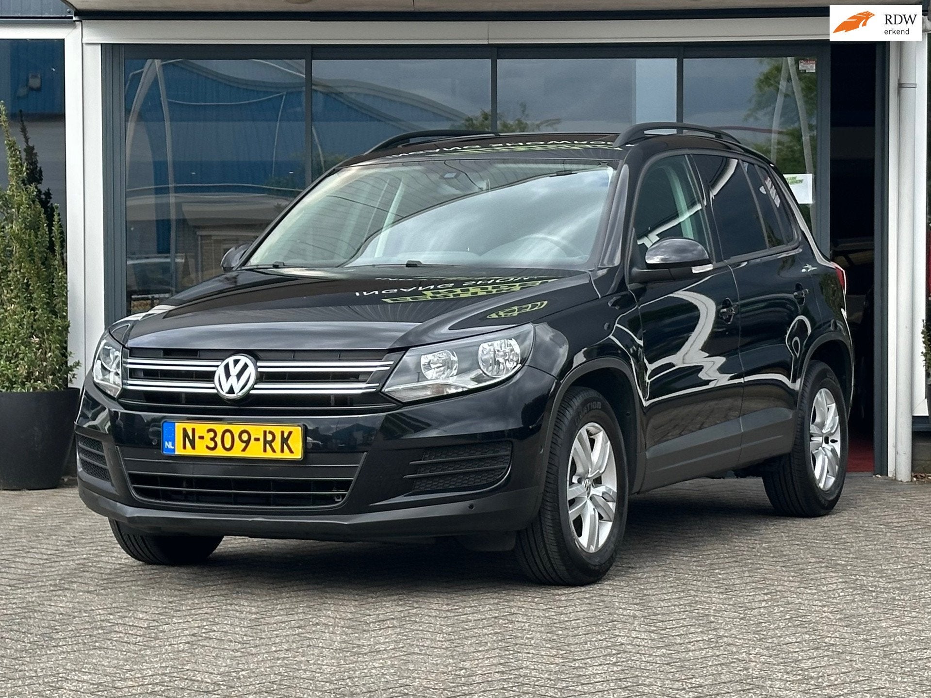 Volkswagen Tiguan 1.4 TSI Connected Series / Pano / Airco, Voorwielaandrijving, 125 pk, Gebruikt, Euro 6