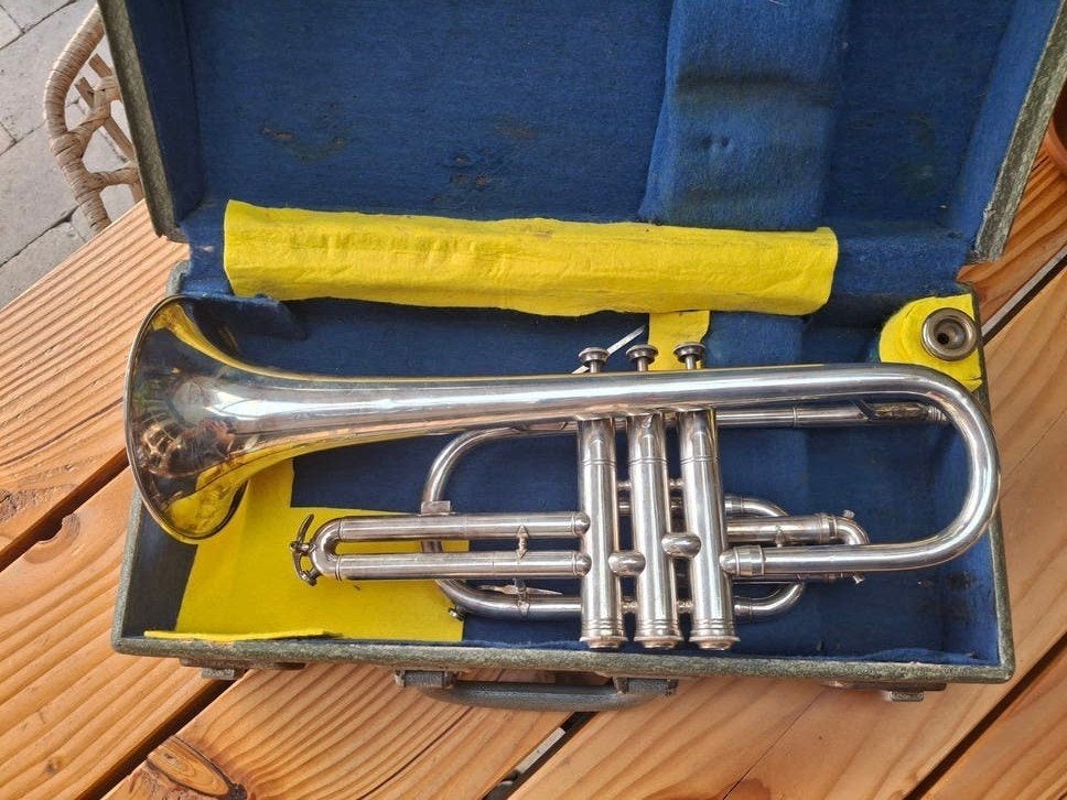Lark Trompet met Koffer., Ophalen of Verzenden, Zo goed als nieuw, Bes-trompet, Met koffer