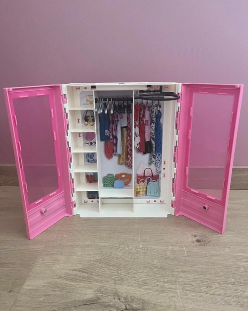 Barbie kledingkast, Kinderen en Baby's, Speelgoed | Poppen, Ophalen of Verzenden, Zo goed als nieuw, Barbie