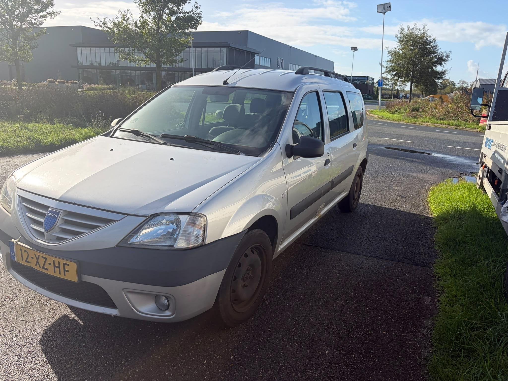 Dacia Logan MCV 1.6-16V Lauréate 7p. EXPORT ONLY!, Auto's, Stof, Gebruikt, Elektrische ramen, 7 stoelen