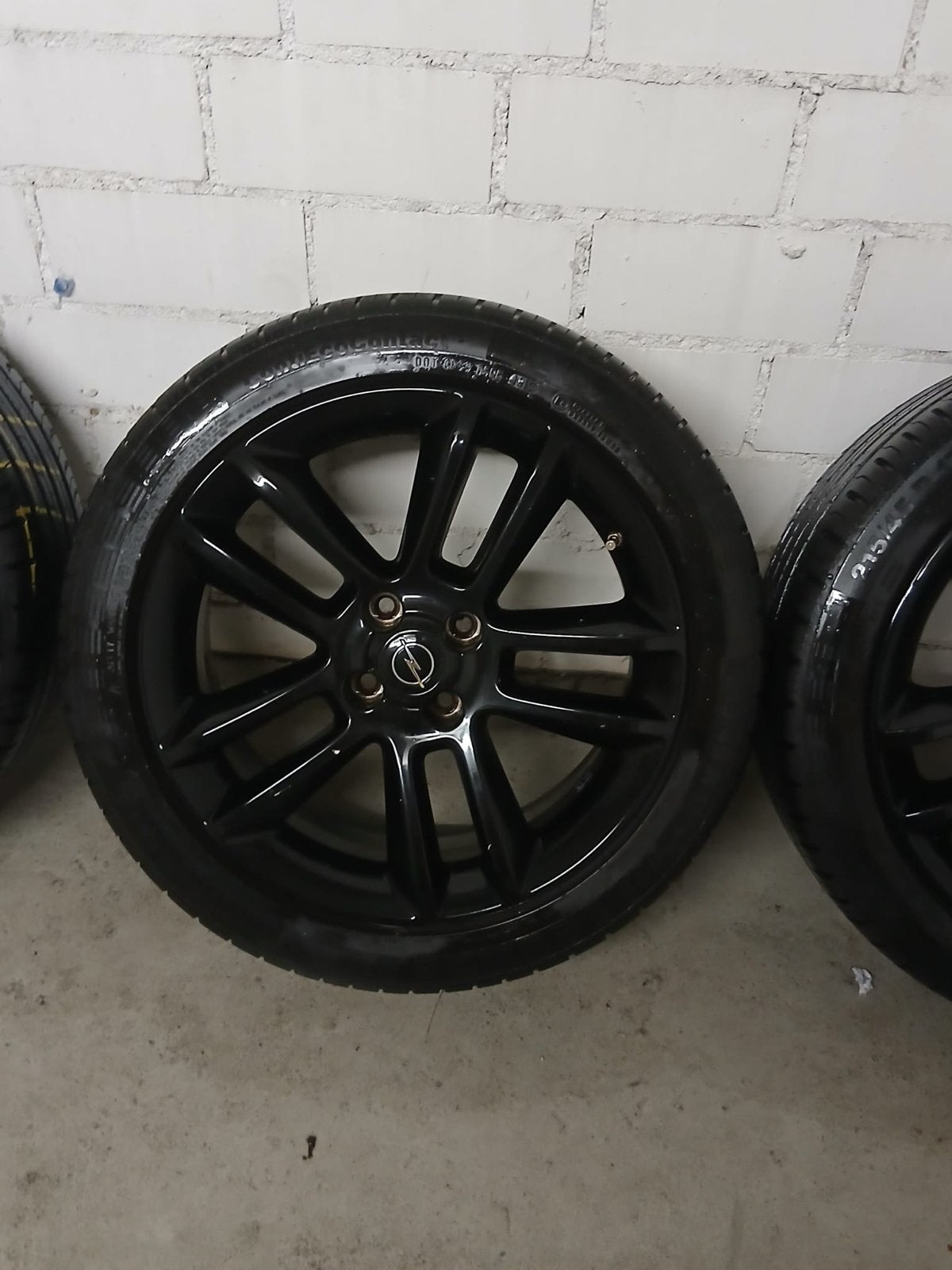 Zwarte 17 inch Opel velgen met Continental zomerbanden, Auto-onderdelen, Ophalen, Banden en Velgen, 17 inch, Personenwagen