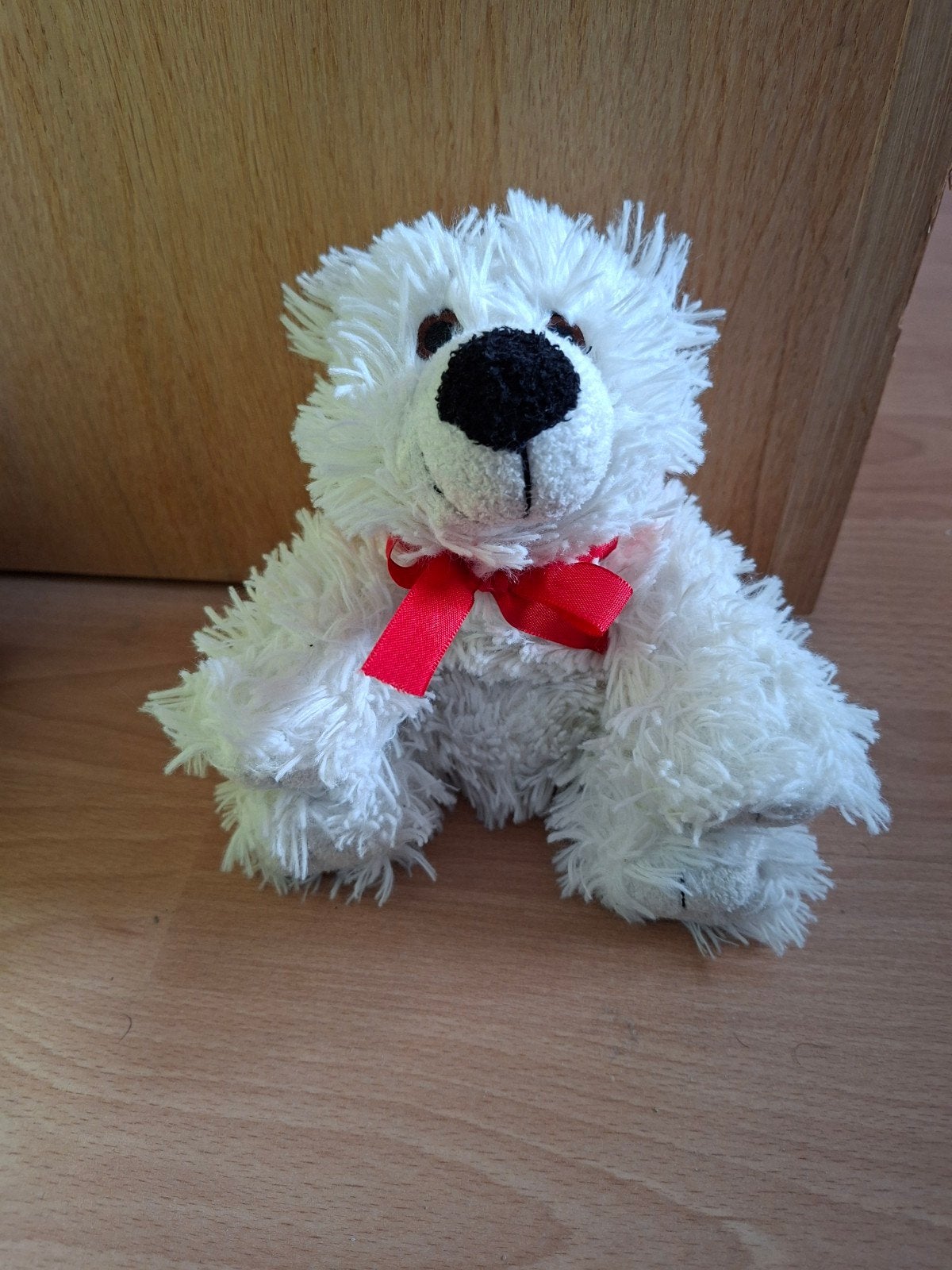 Schattig wit knuffel ijsbeertje met rood lintje, Gebruikt, Beer, Ophalen of Verzenden, Met kleding of accessoire