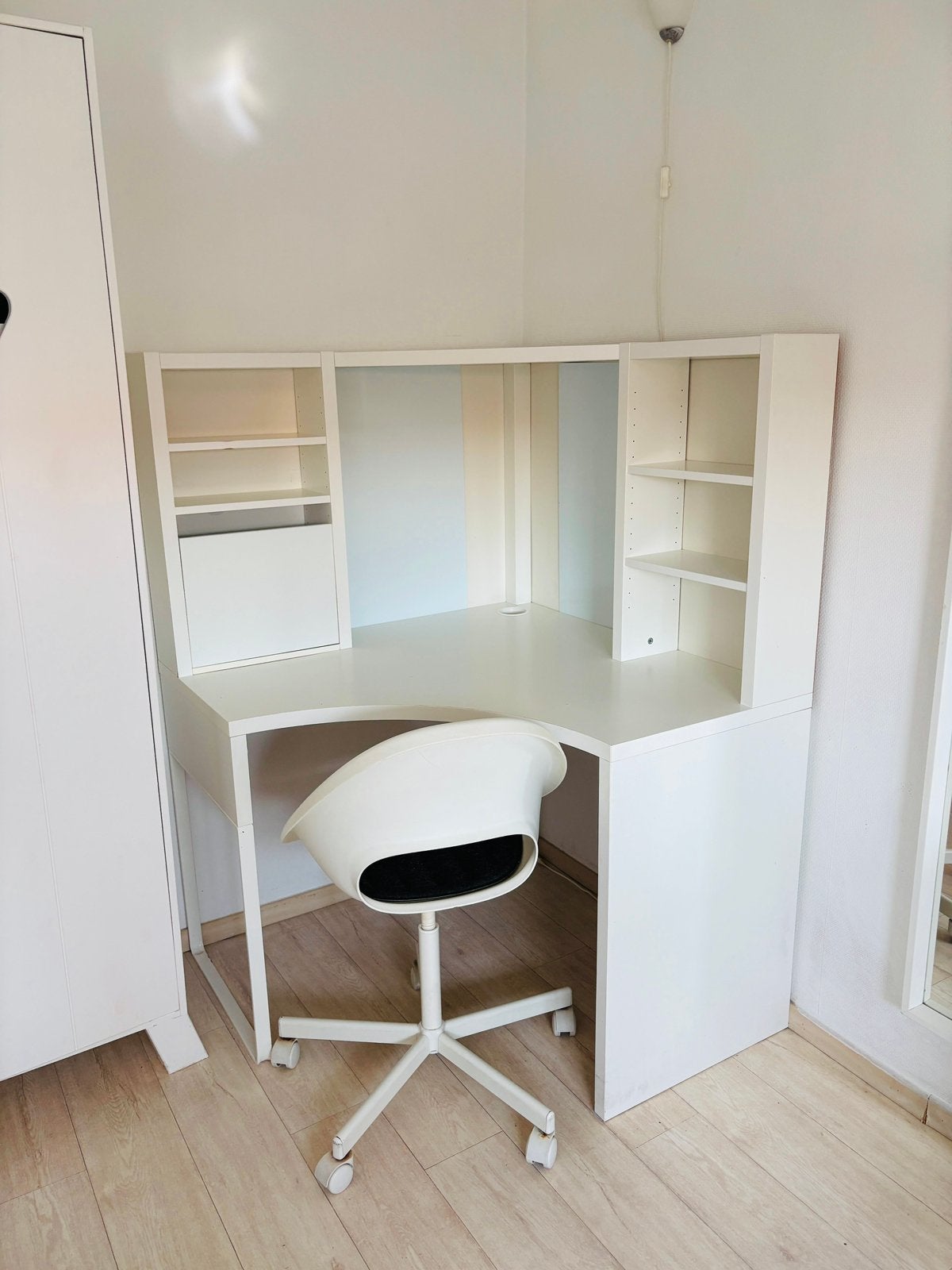 ZGAN | IKEA Micke hoekbureau wit (100 cm breed, 142 cm hoog), Huis en Inrichting, Bureaus, Ophalen, Met lades, Hout, Zo goed als nieuw