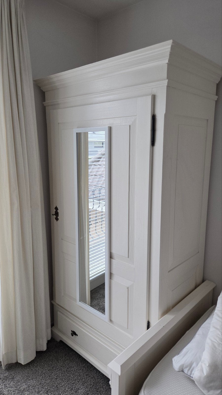 Mooie witte kledingkast met spiegel en lade, Ophalen, Gebruikt, 100 tot 150 cm, Klassiek