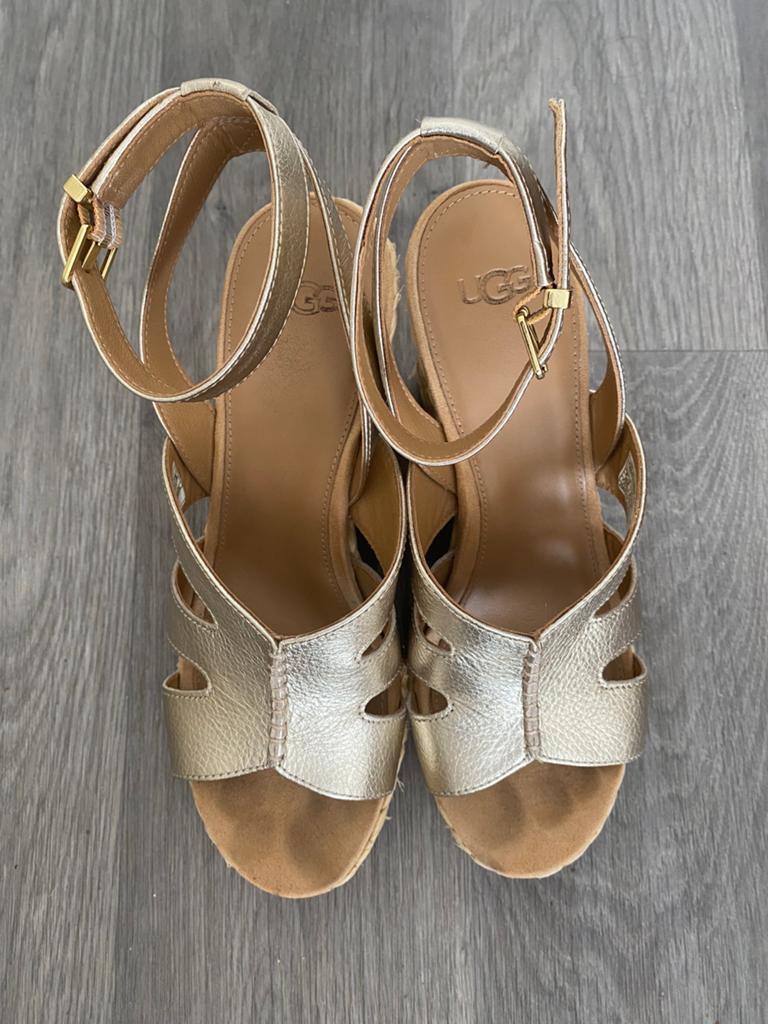 UGG goud metallic wedges maat 39, Overige kleuren, Verzenden, Overige typen, Zo goed als nieuw