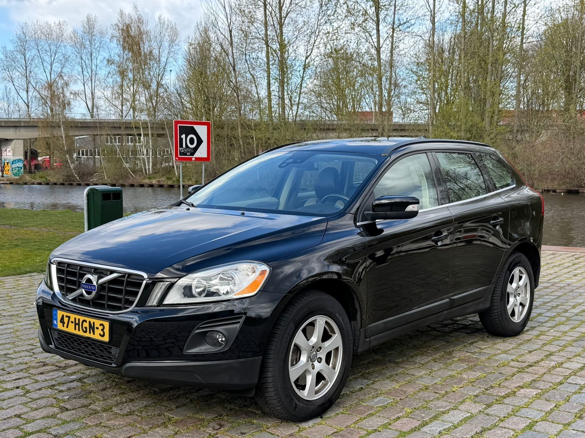 Volvo XC60 2.4D AWD Momentum Automaat 1e eigenaar airco crui, Auto's, Automaat, 1716 kg, Gebruikt, 197 €/maand