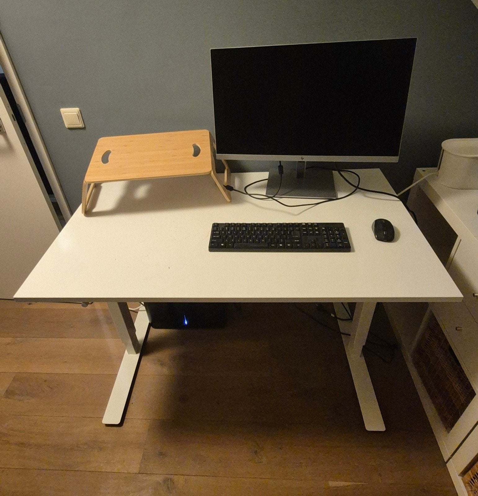 IKEA Skarsta zit-sta bureau wit 70x120cm + laptopstandaard, Ophalen, Zit-sta bureau, Spaanplaat of MDF, Zo goed als nieuw