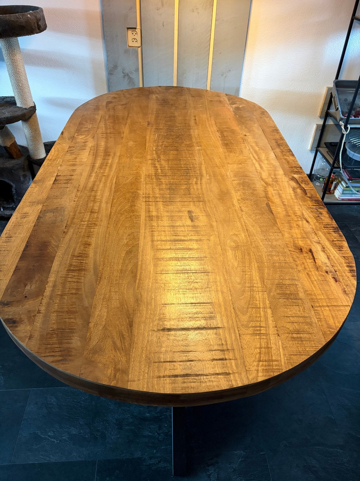 Ovale eettafel van mangohout met metalen onderstel, Huis en Inrichting, Ophalen, Gebruikt, 50 tot 100 cm, 150 tot 200 cm