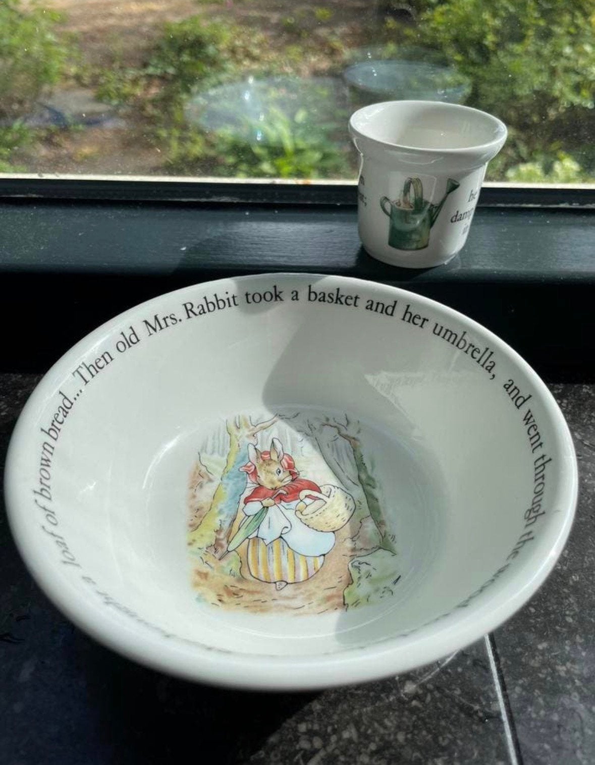 Peter Rabbit - Beatrix Potter Wedgwood schaaltje en eierdop, Ophalen of Verzenden, Zo goed als nieuw, Porselein, Schaal of Schalen