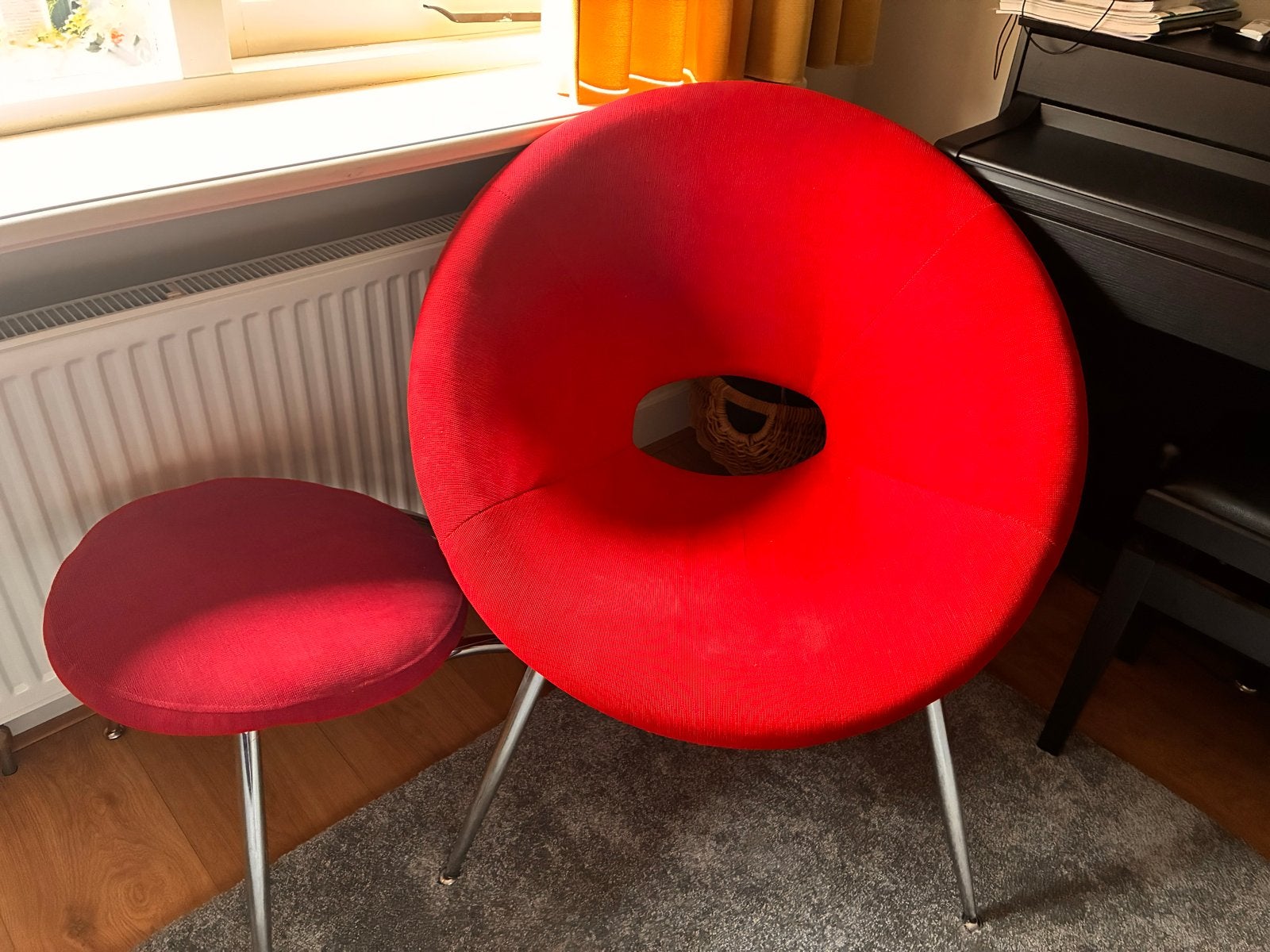 Rode designstoel met krukje - Zo goed als nieuw, Huis en Inrichting, Ophalen, Gebruikt, Rood, Eén