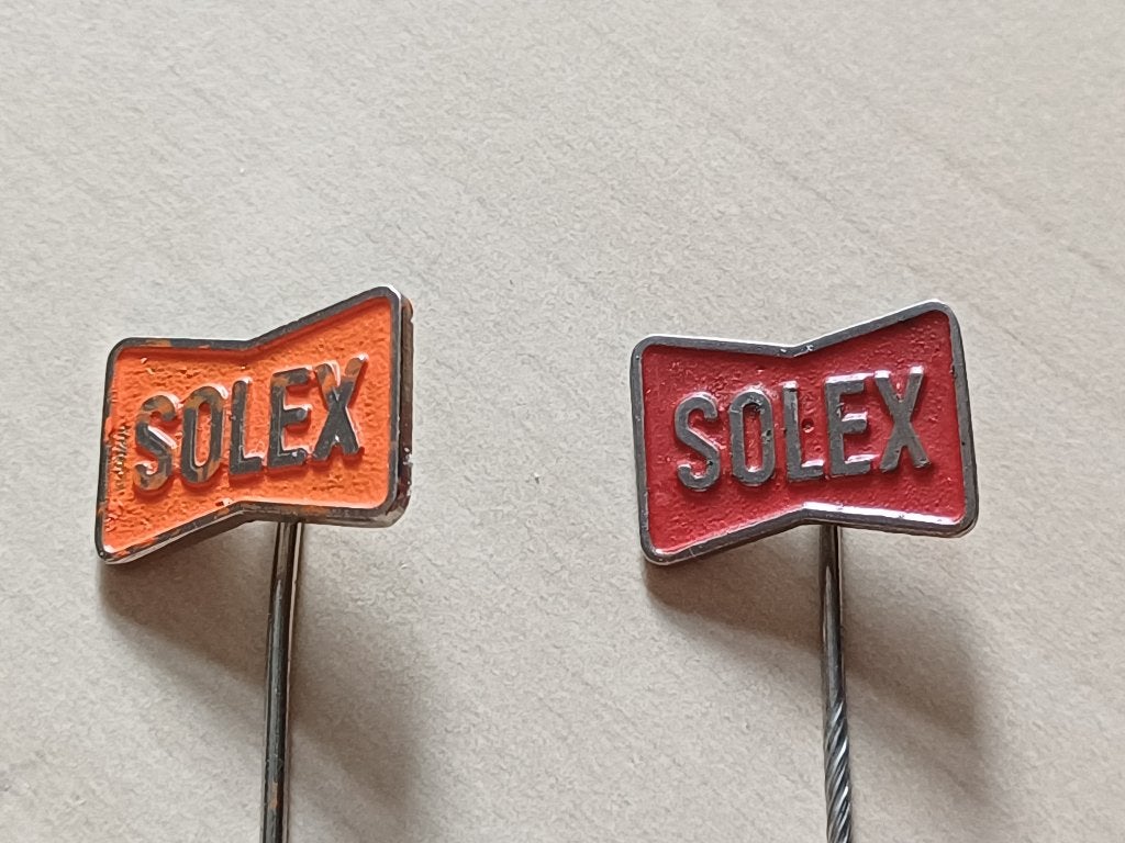2x S O L E X metaal, Verzamelen, Verzenden, Gebruikt, Merk, Speldje of Pin