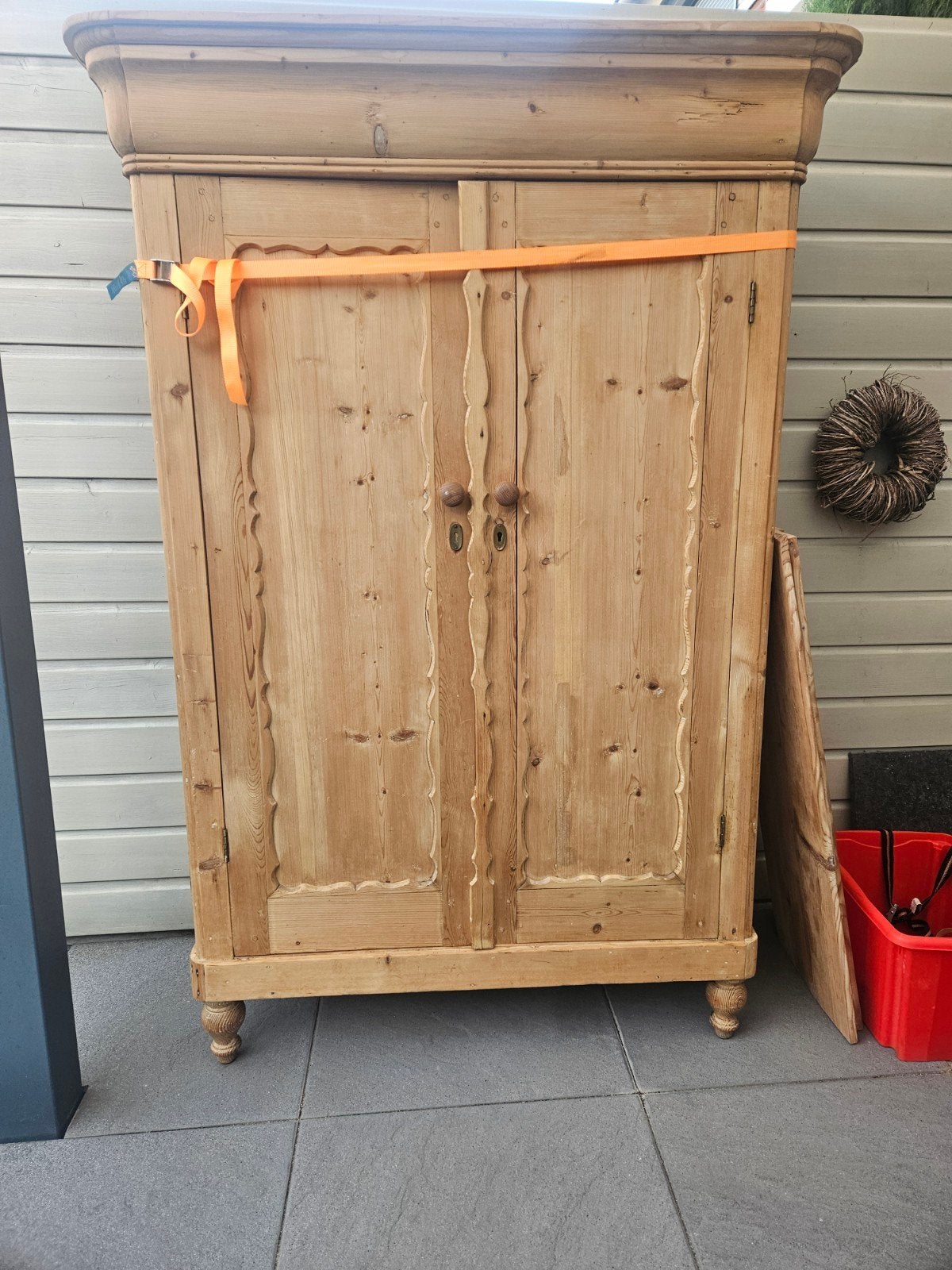 Antieke grenen kast (biedermeijer), Ophalen, Gebruikt