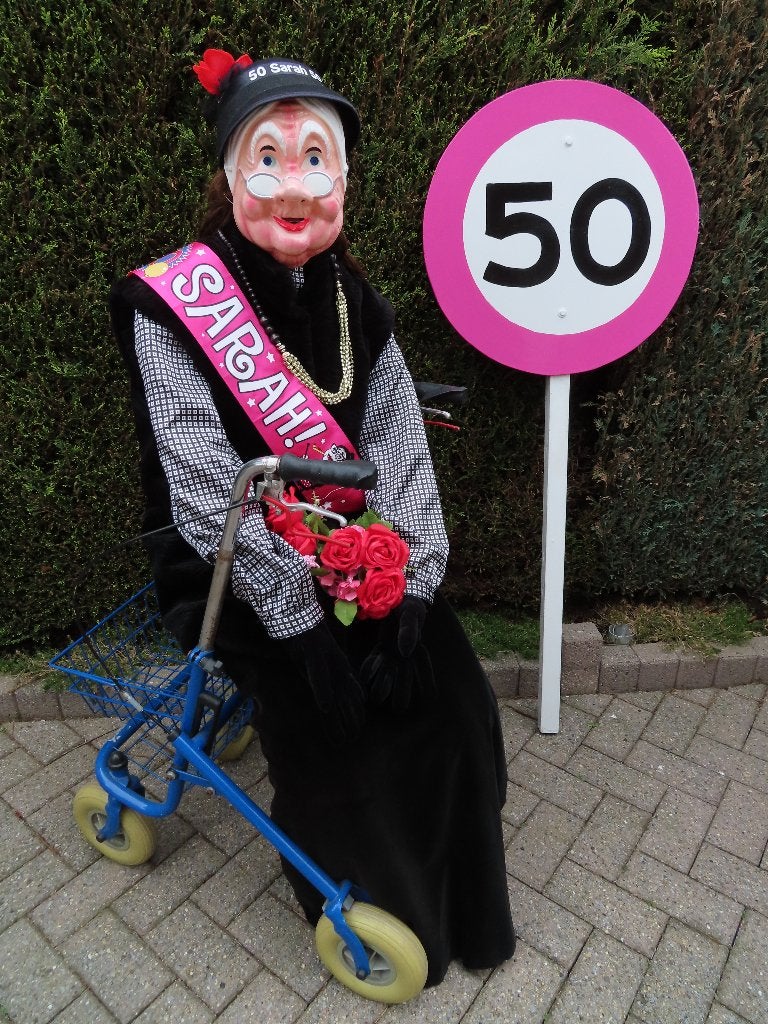 Sarah pop naar keuze levensgroot met rollator en 50 bord, Ophalen, Zo goed als nieuw, Abraham of Sarah