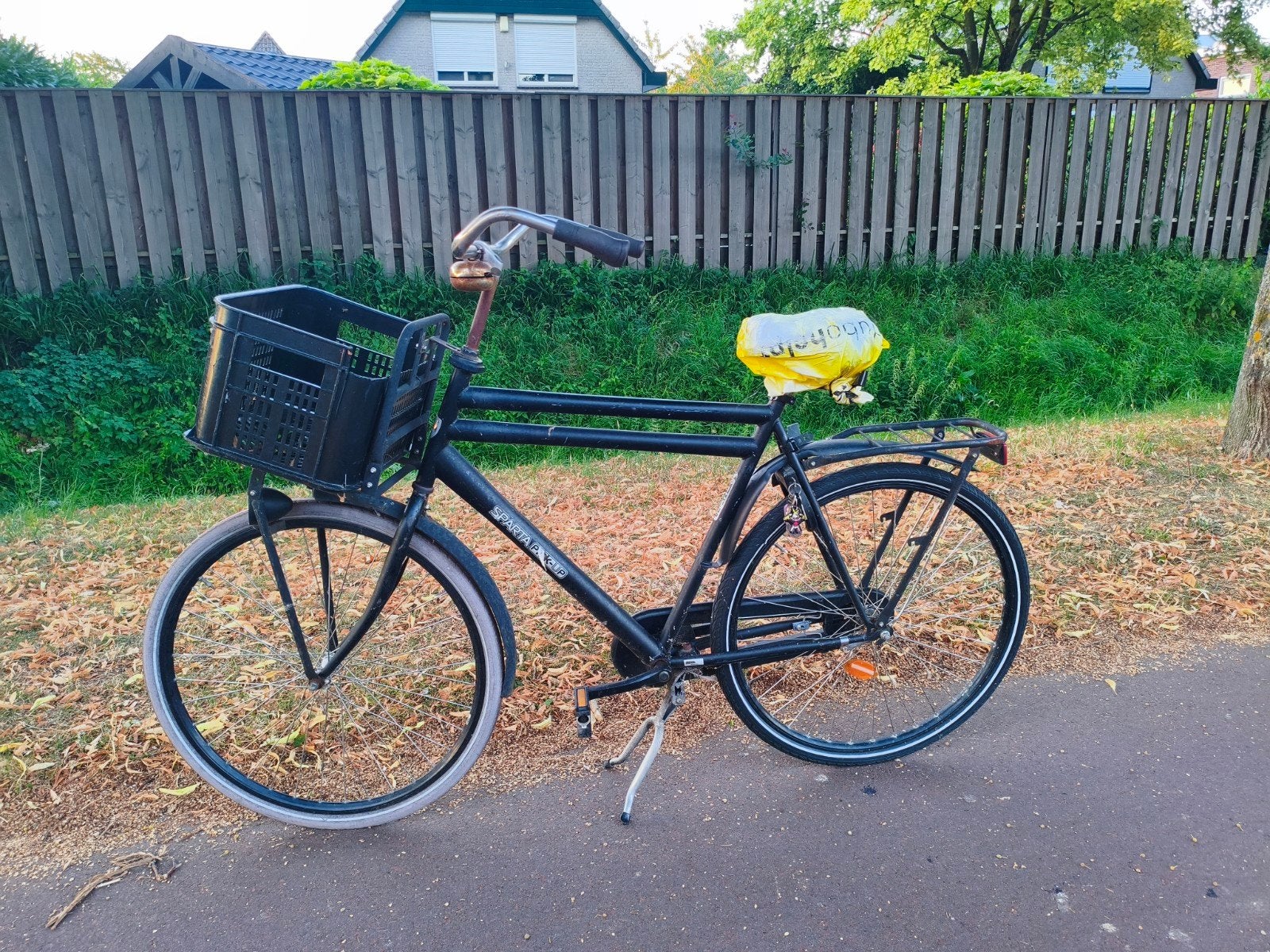 Zwarte transportfiets 28 inch, grote framemaat (61 cm), 56 cm of meer, Ophalen, Gebruikt, Terugtraprem