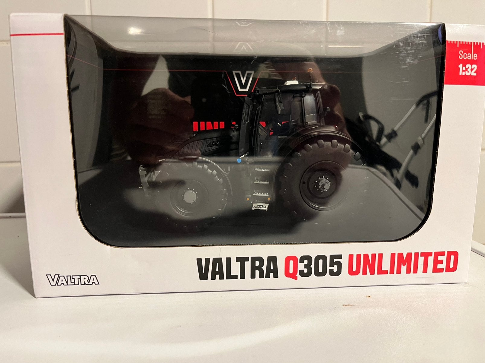 Valtra Q305 Zwart UH 1/32, Ophalen of Verzenden, Zo goed als nieuw, Tractor of Landbouw, Universal Hobbies