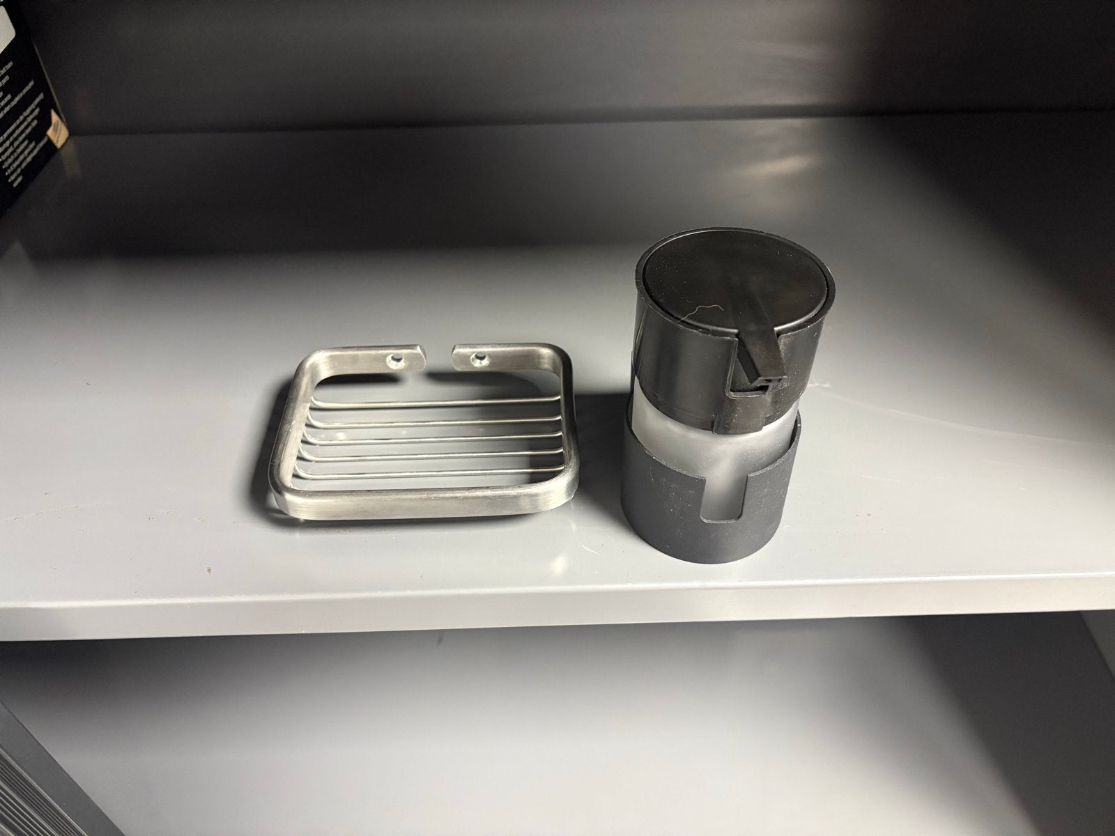 Zeepdispenser en zeepbakje van Tiger, Ophalen of Verzenden, Gebruikt, Zwart, Zeepdispenser/zeepbakje