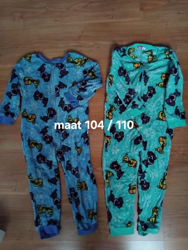 2 ONESIES MAAT 104/ 110 ( WOEZEL EN PIP), Ophalen, Nacht- of Onderkleding, Zo goed als nieuw, Woezel en pip