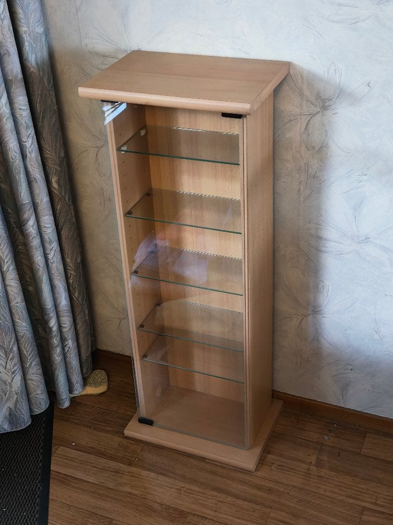 Houten CD/DVD-kast met glazen deur en plankjes, Ophalen, Overige materialen, 75 tot 150 discs, Zo goed als nieuw