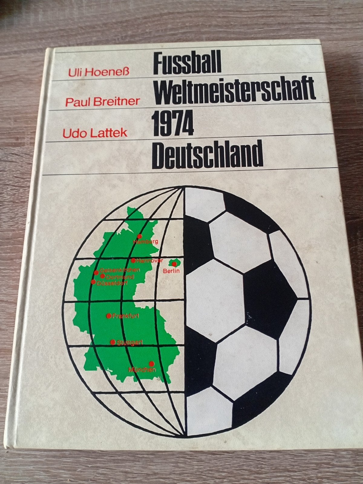 Voetbal Wereldkampioenschap 1974 Duitsland Boek, Boeken, Ophalen of Verzenden, Gelezen, Uli Hoeneß, Paul Breitner, Udo Lattek