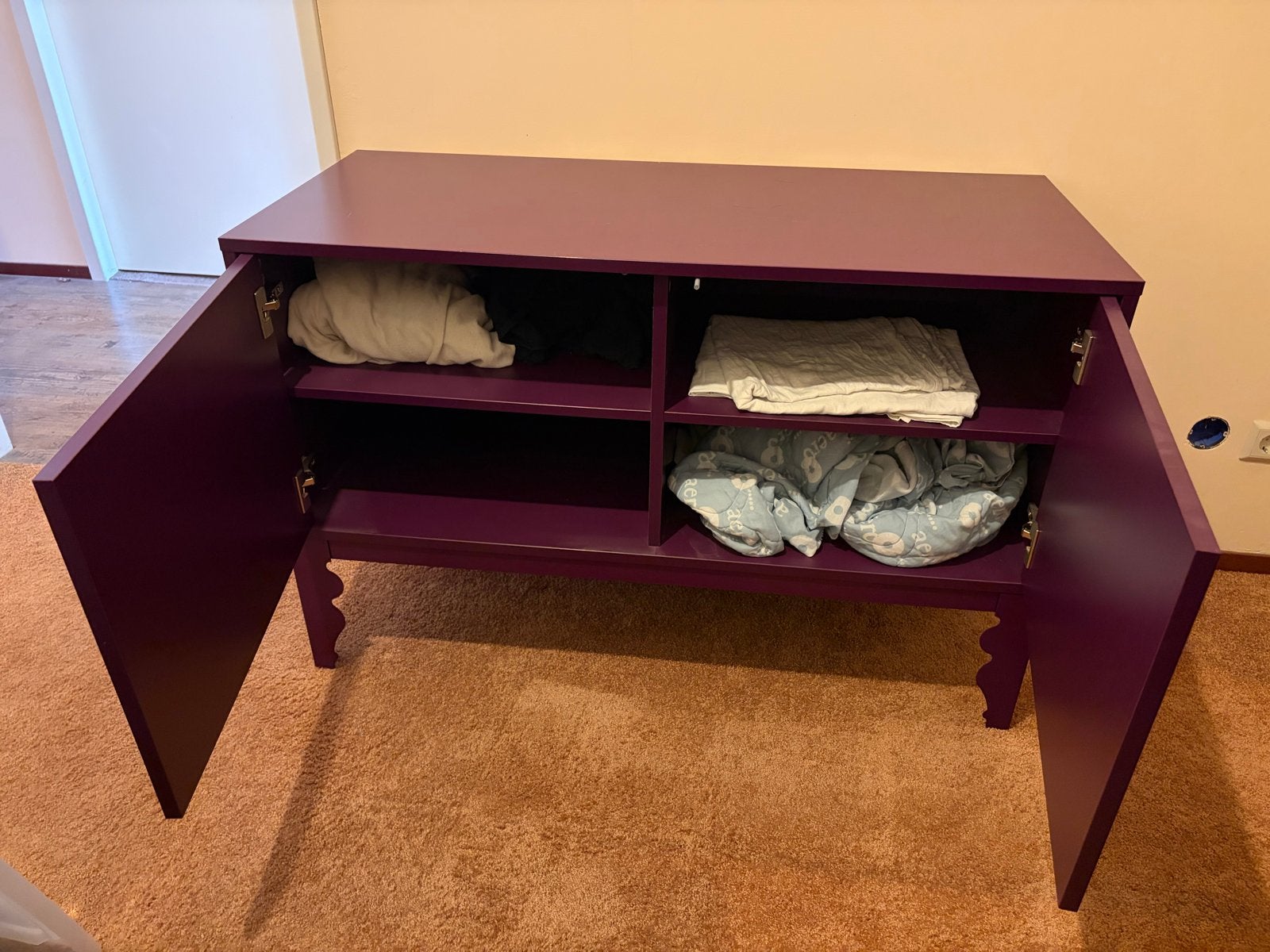 Paarse kast met twee deuren en planken, Ophalen, Gebruikt
