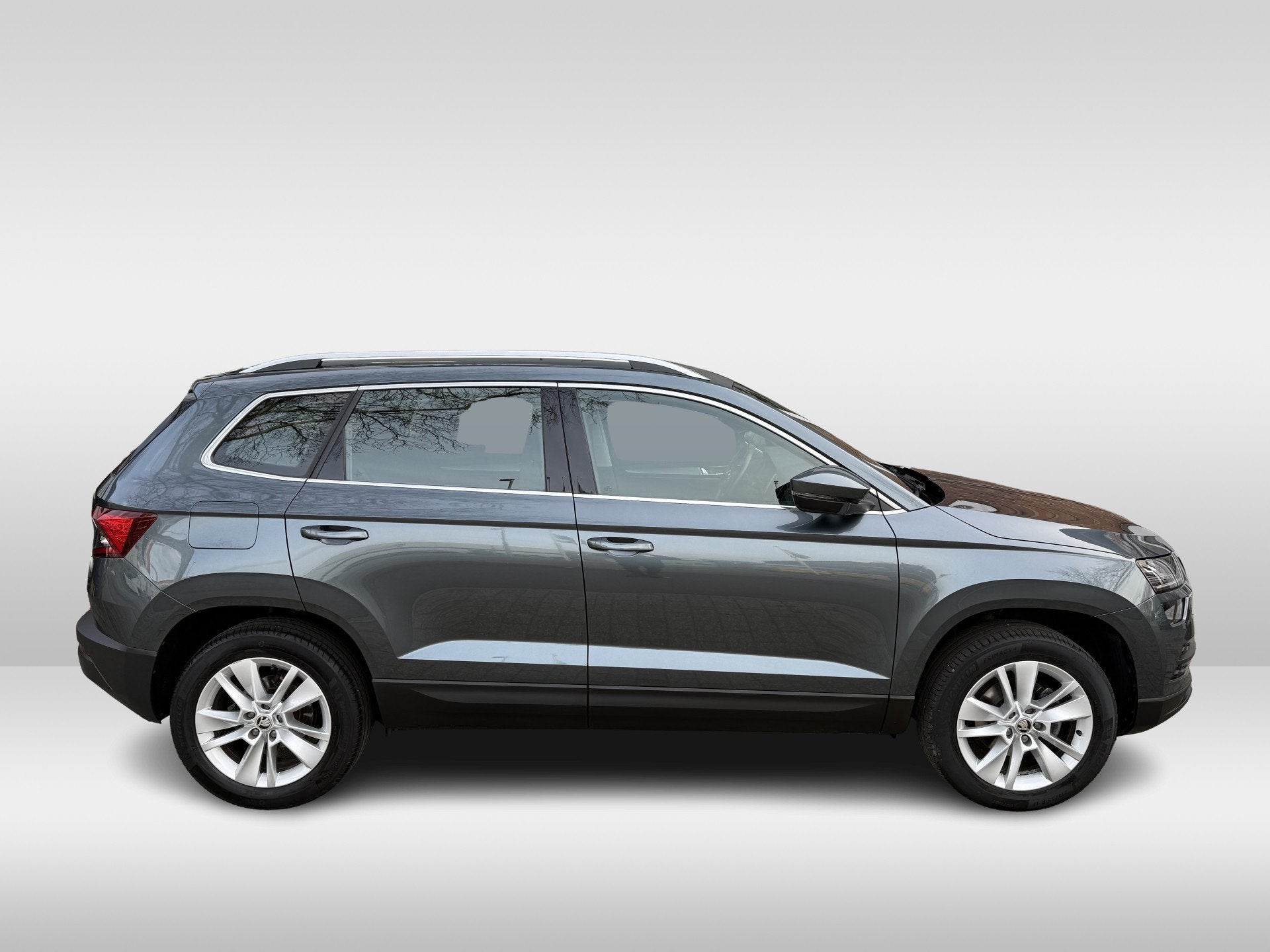 Skoda Karoq 1.0 TSI Business Edition Plus | 17 inch velgen |, Auto's, Voorwielaandrijving, Stof, Gebruikt, Euro 6