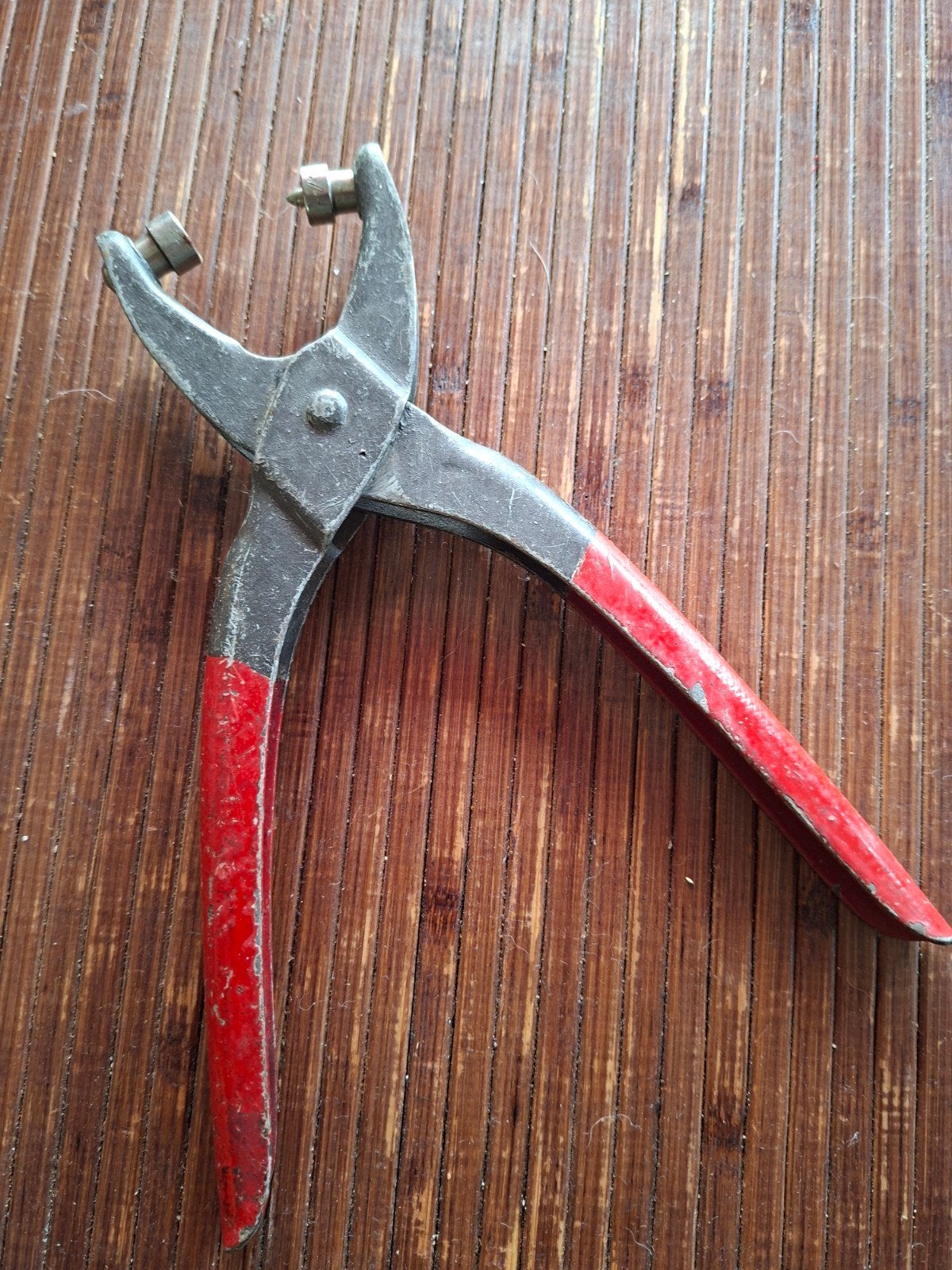 Vintage perforator of gaatjes tang met rode handvatten, Ophalen of Verzenden