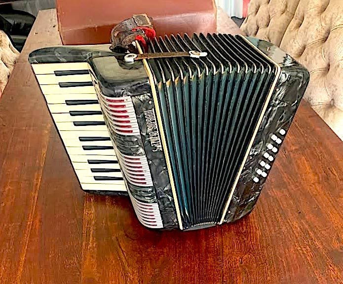 kleine piano accordeon 12-bas Van het merk Settimio Soprani, Muziek en Instrumenten, Accordeons, Overige merken, Gebruikt, Overige formaten