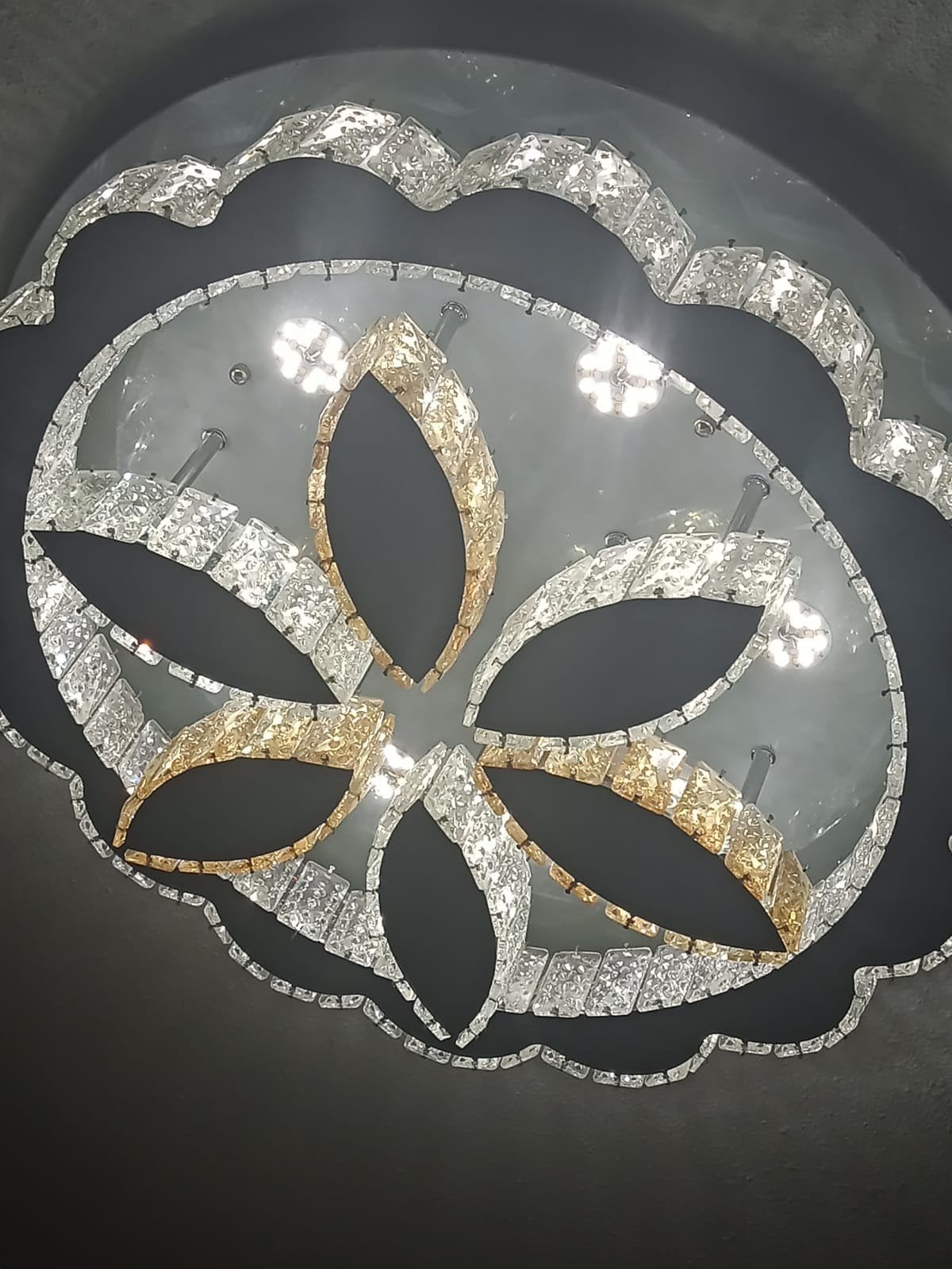 Moderne plafondlamp met kristallen details, Meerkleurig, Ophalen of Verzenden, Zo goed als nieuw, Glas