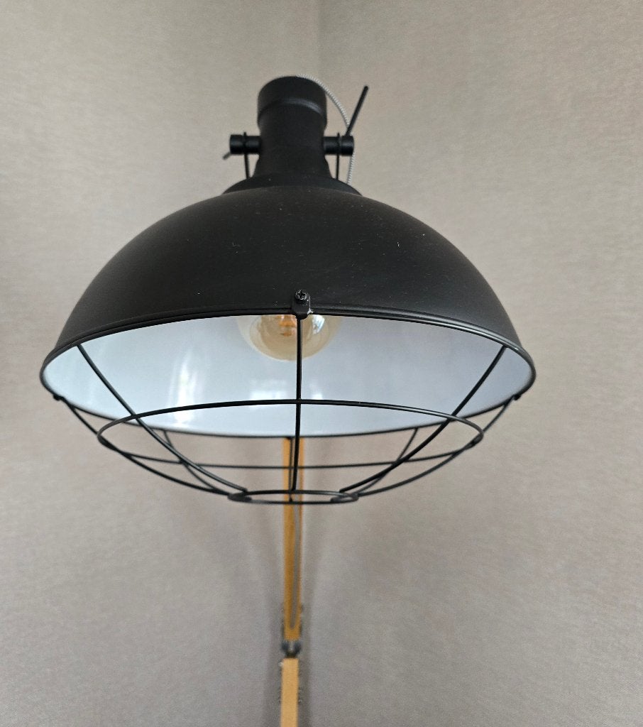 industriele vloerlamp, Huis en Inrichting, Lampen | Vloerlampen, Ophalen, Zo goed als nieuw, Hout, 150 tot 200 cm
