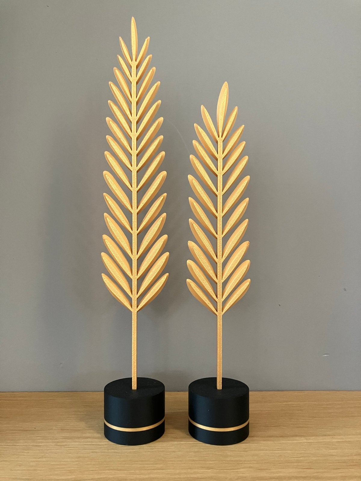 Set decoratieve van 2 gouden veren op standaard, Huis en Inrichting, Woonaccessoires | Overige, Verzenden, Nieuw, Kunststof, Goud