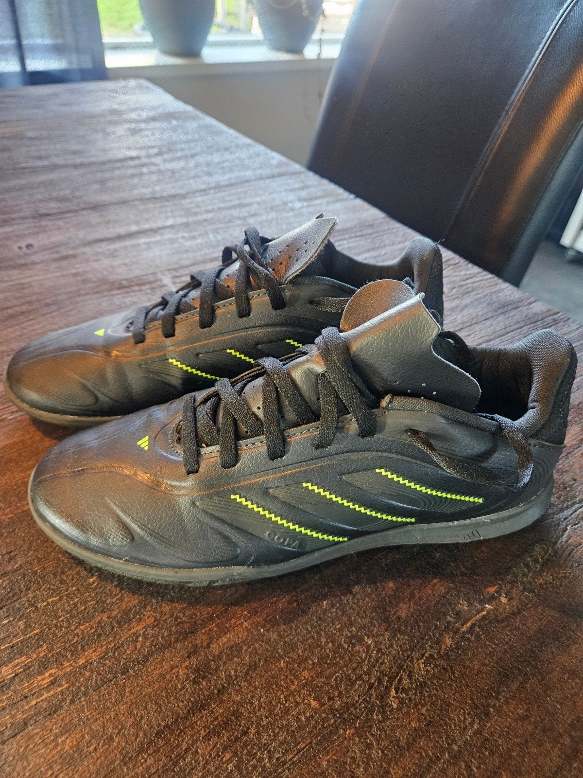 Adidas zaalvoetbalschoenen maat 35 - ZGAN, Ophalen, Zo goed als nieuw, Schoenen