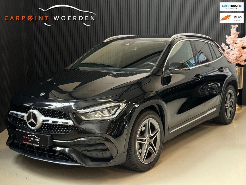 Mercedes-Benz GLA-klasse 180 AMG | LED | WIDESCREEN | TREKHA, Gebruikt, 4 cilinders, Zwart, 1600 kg